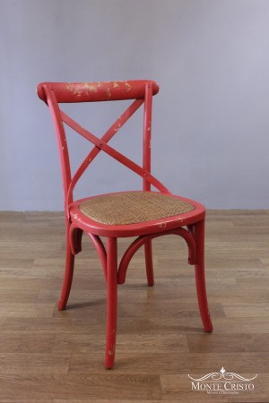 cadeira-cross-vermelha-desgastada